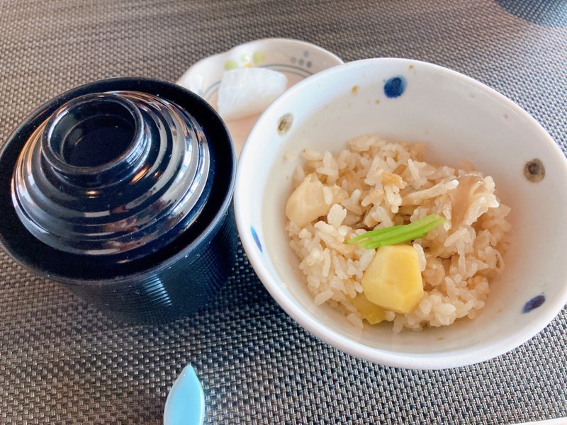 炊き込みご飯と味噌汁