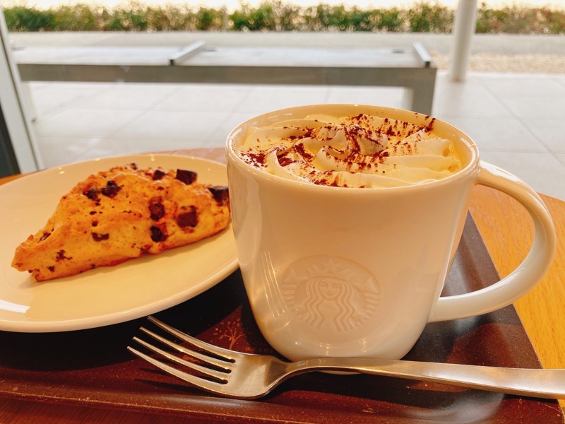 ホットドリンクとチョコスコーン