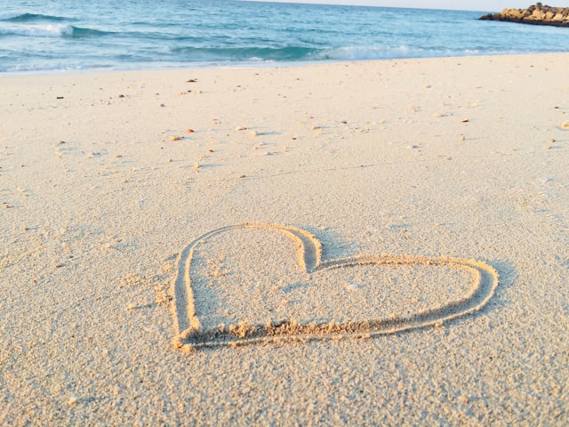 海と砂浜に書かれたハート