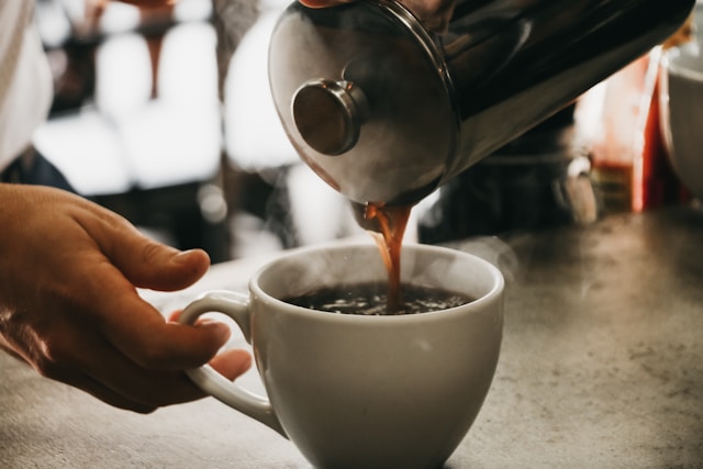 フレンチプレスでコーヒーを淹れる様子