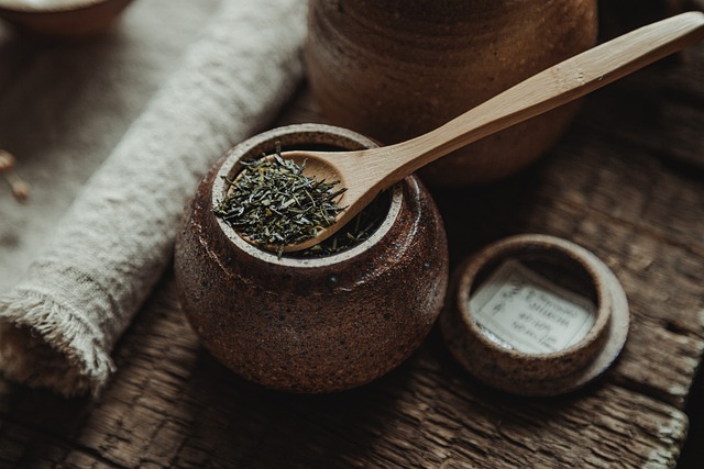 ティースプーンですくわれたお茶の葉