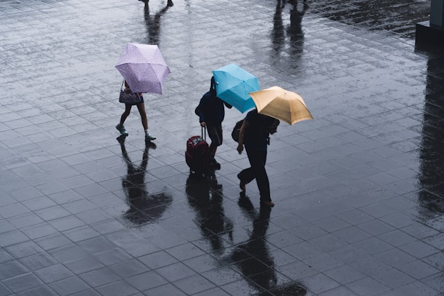 雨の中急ぐ人たち